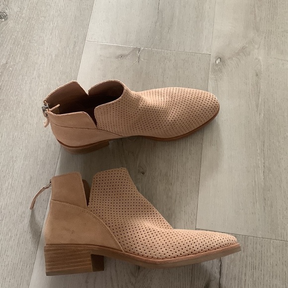 Dolce Vita laser cut booties back zipper size 8.5 camel tan suede leather - Picture 12 of 12